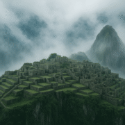 مدينة حجرية مهجورة فوق قمة جبل يحيط بها الضباب الكثيف في مشهد غامض ملهم.