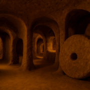 مدينة ديرينكويو تحت الأرض بممرات حجرية عميقة وأبواب صخرية ضخمة في كابادوكيا.