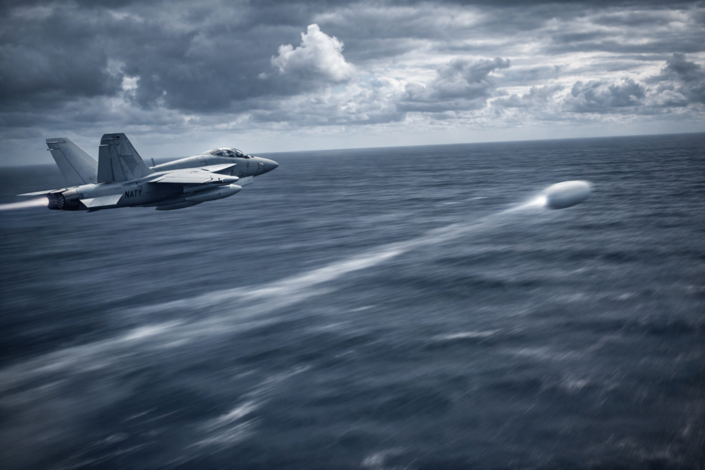 طائرة مقاتلة أمريكية تطارد جسمًا طائرًا مجهولًا فوق المحيط